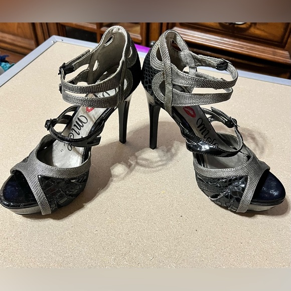 Promise Shoes Women’s Platform Heels. Black and Pewter Snakeskin design. - Picture 7 of 10